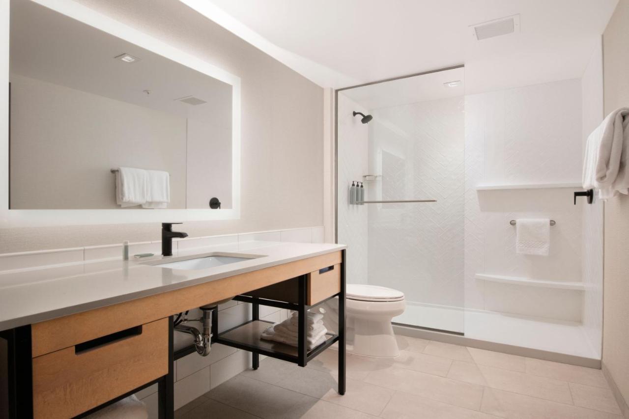 By Marriott St Louis Hotel Clayton